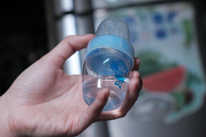 Nhặt được em bé sơ sinh trước cổng chùa, người phụ nữ giúp việc mang về nuôi nấng yêu thương-4