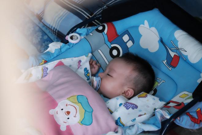 Nhặt được em bé sơ sinh trước cổng chùa, người phụ nữ giúp việc mang về nuôi nấng yêu thương-7