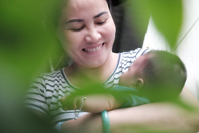 Nhặt được em bé sơ sinh trước cổng chùa, người phụ nữ giúp việc mang về nuôi nấng yêu thương-8
