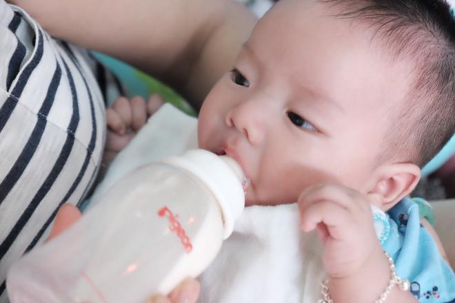 Nhặt được em bé sơ sinh trước cổng chùa, người phụ nữ giúp việc mang về nuôi nấng yêu thương-11