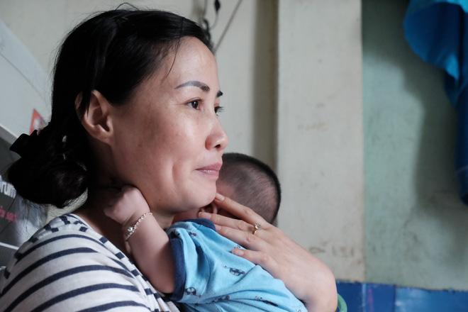 Nhặt được em bé sơ sinh trước cổng chùa, người phụ nữ giúp việc mang về nuôi nấng yêu thương-13