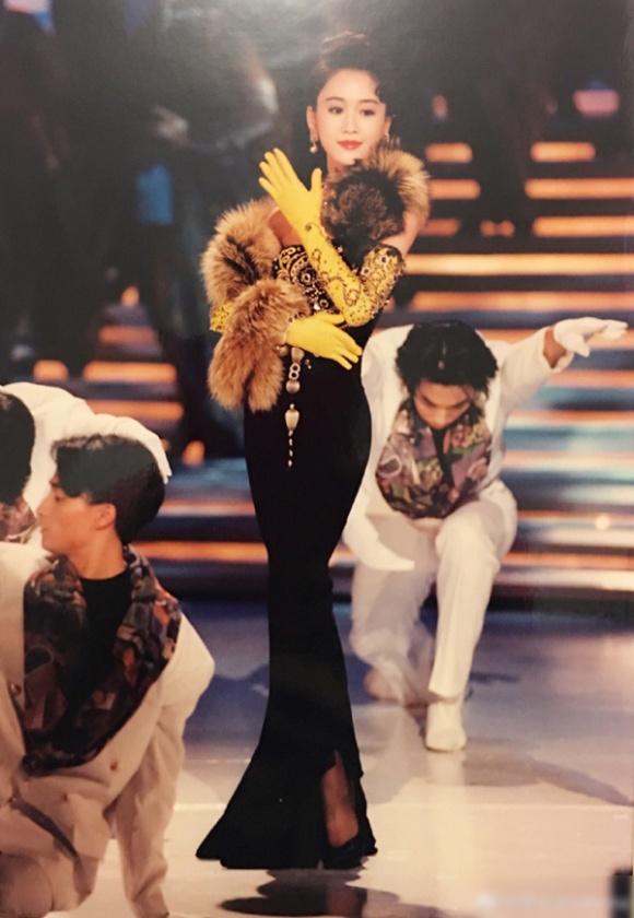 Ở tuổi 48, nàng Chúc Anh Đài - Lương Tiểu Băng vẫn vô tư diện đồ như thiếu nữ-2