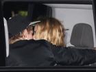 Kristen Stewart hôn người tình đồng giới đắm đuối trong xe