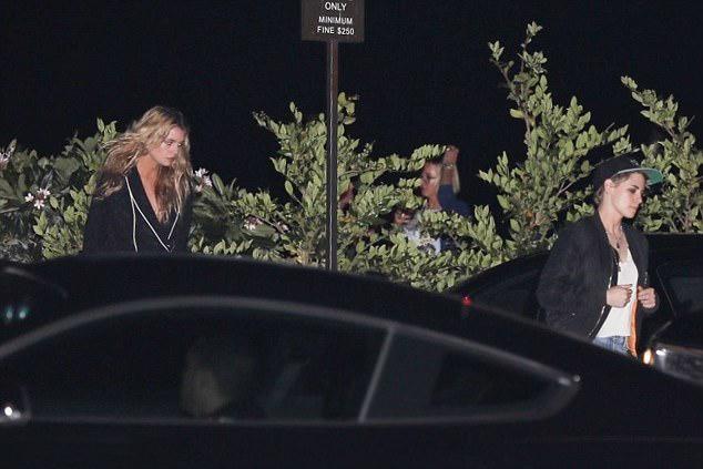 Kristen Stewart hôn người tình đồng giới đắm đuối trong xe-1