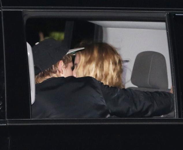 Kristen Stewart hôn người tình đồng giới đắm đuối trong xe-2