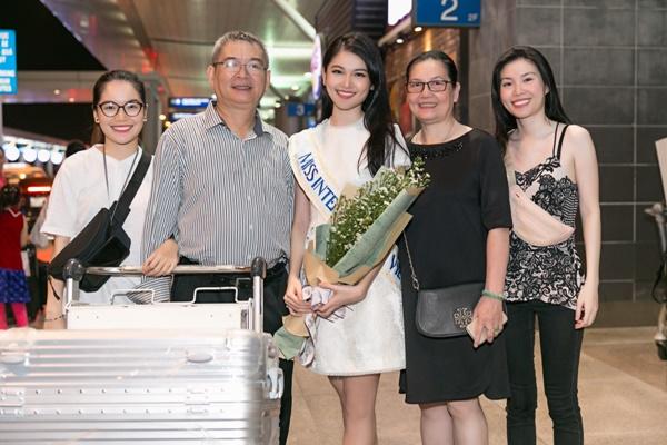 Á hậu Thùy Dung mang gần 140kg hành lý sang Nhật dự thi Miss International-5