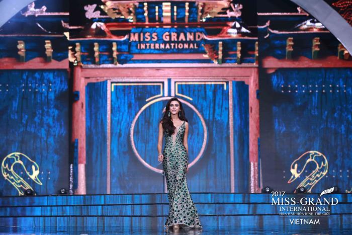 Người đẹp Thái Lan vấp té ngay trên sân khấu Miss Grand International 2017-2