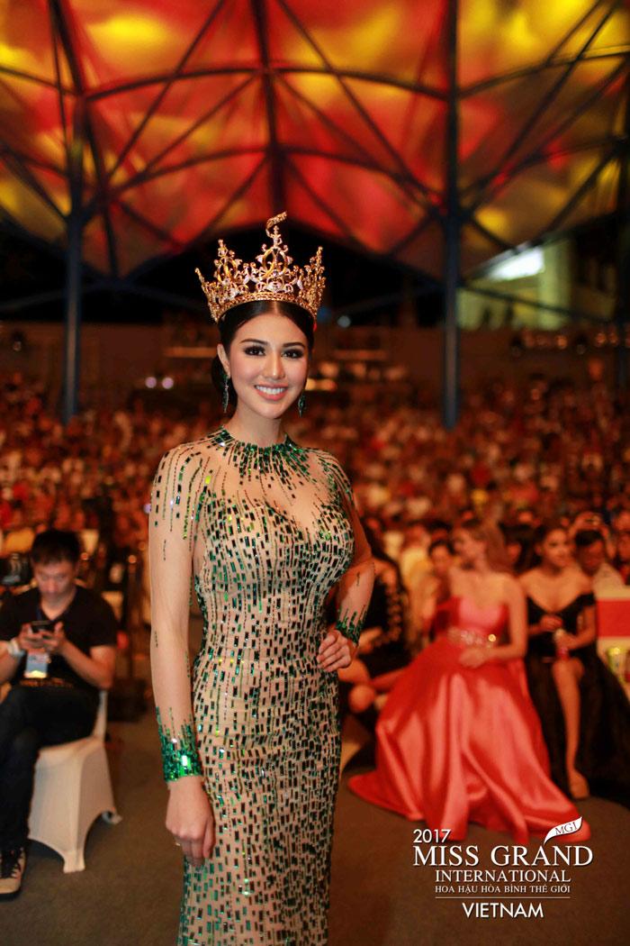 Người đẹp Thái Lan vấp té ngay trên sân khấu Miss Grand International 2017-5