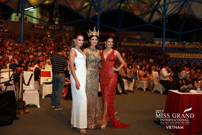 Người đẹp Thái Lan vấp té ngay trên sân khấu Miss Grand International 2017-6