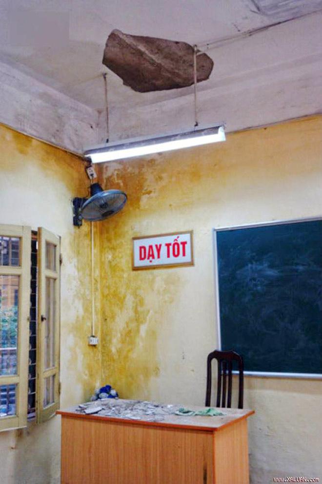 Khó tin: Học sinh được đề nghị đội mũ bảo hiểm lúc ngồi học-2