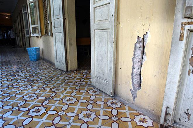 Khó tin: Học sinh được đề nghị đội mũ bảo hiểm lúc ngồi học-8