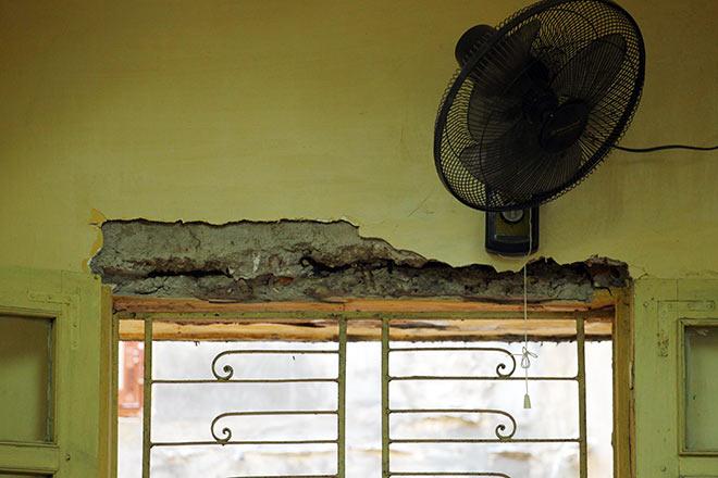 Khó tin: Học sinh được đề nghị đội mũ bảo hiểm lúc ngồi học-10