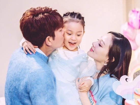 Trái với quá khứ bị chê xấu, con gái của Giả Nãi Lượng - Lý Tiểu Lộ ngày càng đáng yêu, lanh lợi