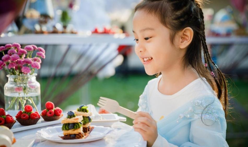 Trái với quá khứ bị chê xấu, con gái của Giả Nãi Lượng - Lý Tiểu Lộ ngày càng đáng yêu, lanh lợi-1