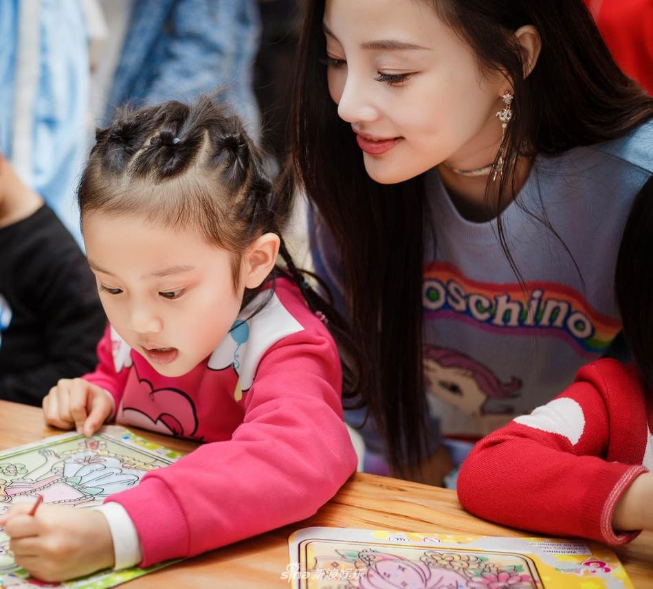 Trái với quá khứ bị chê xấu, con gái của Giả Nãi Lượng - Lý Tiểu Lộ ngày càng đáng yêu, lanh lợi-8