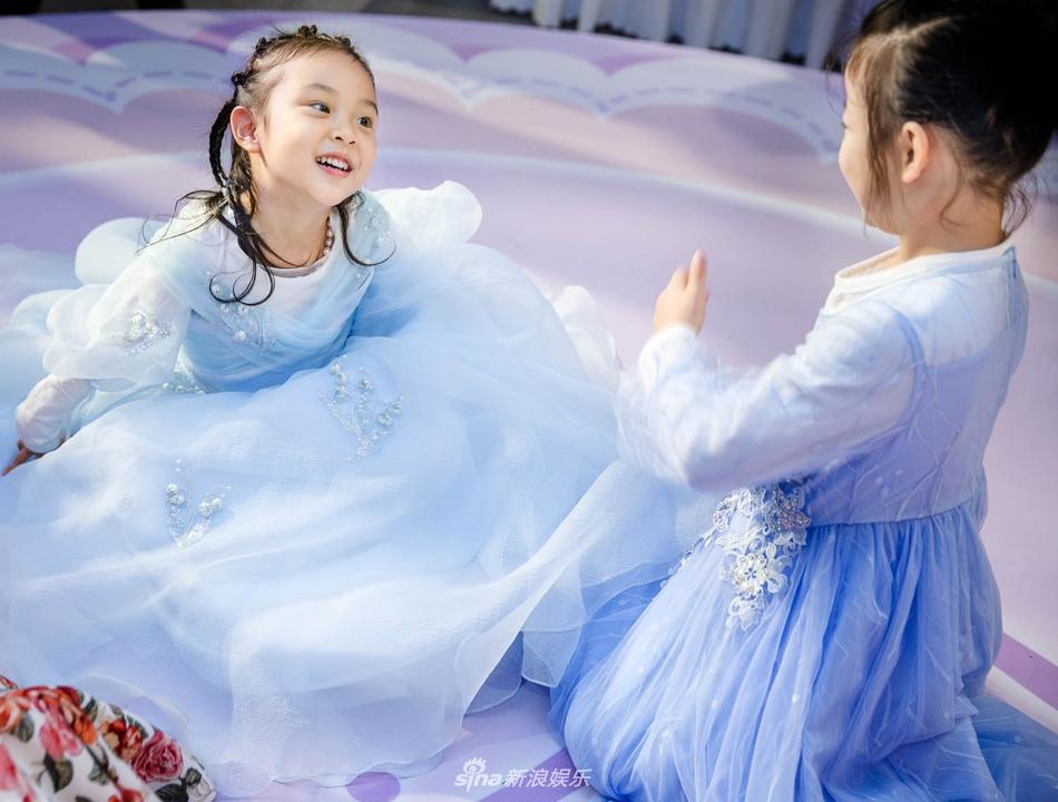 Trái với quá khứ bị chê xấu, con gái của Giả Nãi Lượng - Lý Tiểu Lộ ngày càng đáng yêu, lanh lợi-10