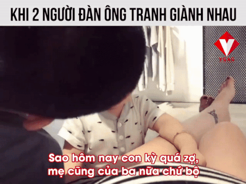 Cậu bé khiến người xem 'cười đau ruột' khi nhất quyết không cho bố chạm vào mẹ