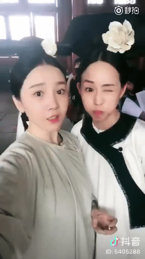 Ảnh hậu trường hài hước của mỹ nhân phim cổ trang Hoa Ngữ-1