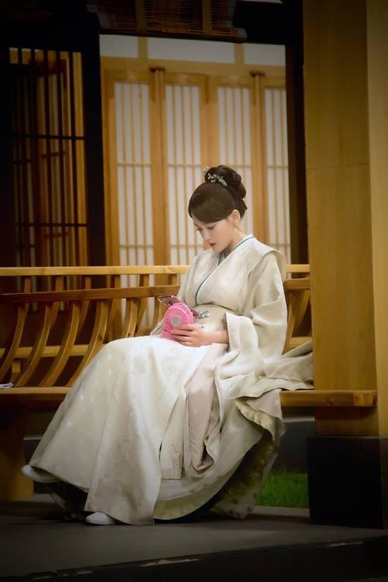 Ảnh hậu trường hài hước của mỹ nhân phim cổ trang Hoa Ngữ-9