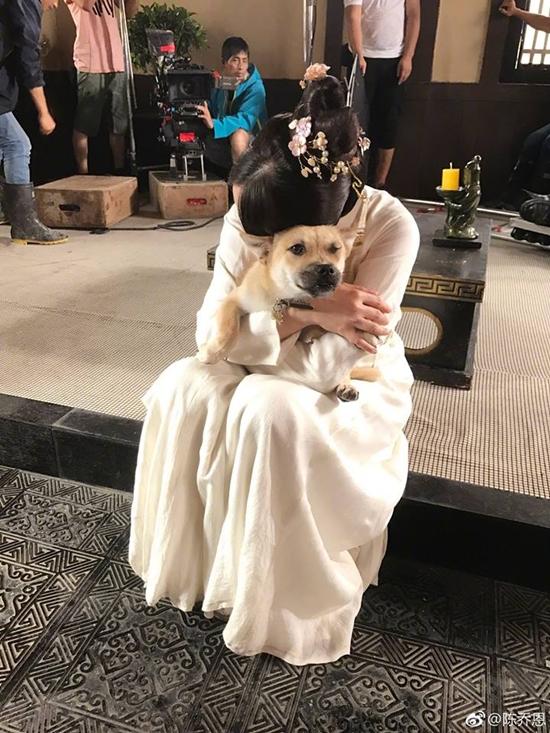 Ảnh hậu trường hài hước của mỹ nhân phim cổ trang Hoa Ngữ-11