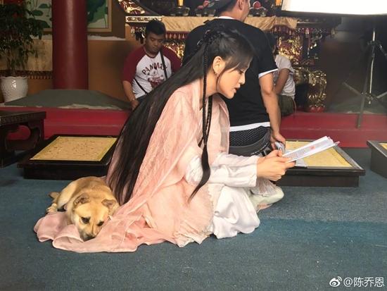 Ảnh hậu trường hài hước của mỹ nhân phim cổ trang Hoa Ngữ-12