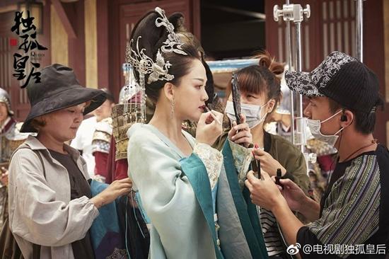 Ảnh hậu trường hài hước của mỹ nhân phim cổ trang Hoa Ngữ-10