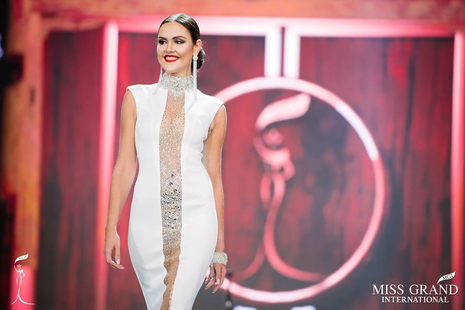 Những bộ đầm dạ hội xấu tệ tại bán kết Miss Grand International 2017-5