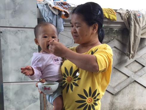 Trở lại ngôi nhà dột nát của người mẹ ngây ngô bị xâm hại dẫn đến sinh con