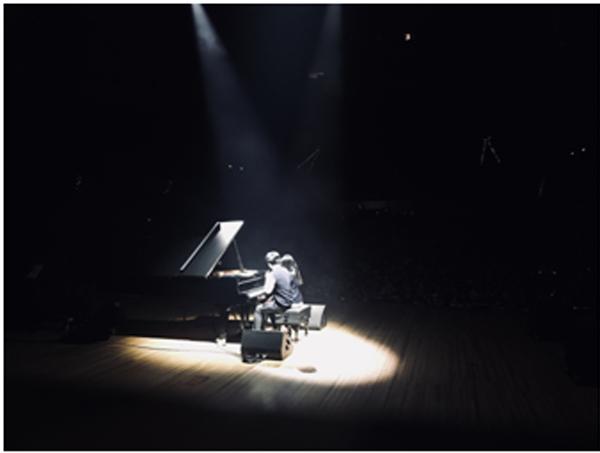 Chân dung cô gái người Việt được lên sân khấu biểu diễn cùng nghệ sĩ piano điển trai Hàn Quốc-1