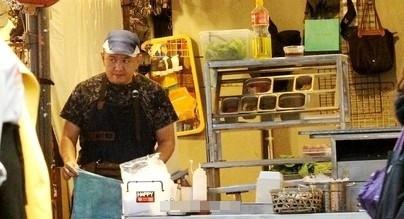 Anh trai Lâm Chí Dĩnh bị bắt gặp bán hàng ăn vỉa hè, không nhận em trai-1