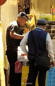 Anh trai Lâm Chí Dĩnh bị bắt gặp bán hàng ăn vỉa hè, không nhận em trai-3