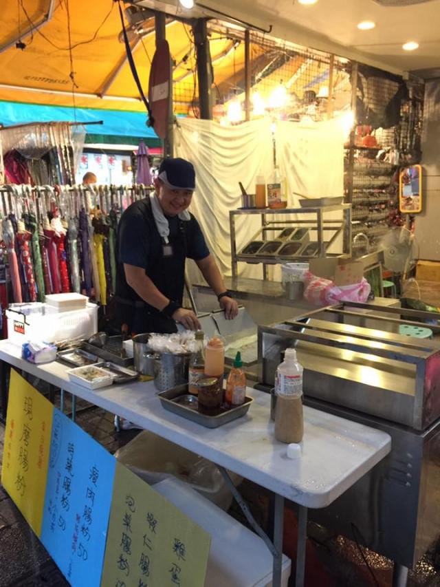 Khẳng định tình anh em gắn bó, Lâm Chí Dĩnh đến ủng hộ anh trai bán đồ ăn vỉa hè-1