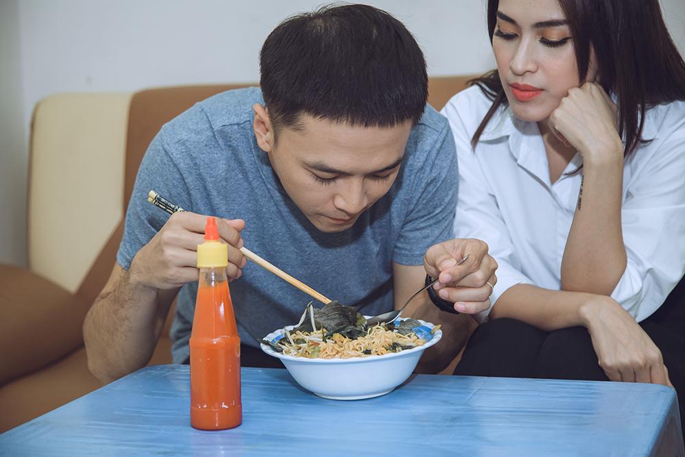 Bán hết tài sản để đầu tư phim, Văn Anh - Tú Vi cưỡi xe máy đi ghi hình talkshow-4