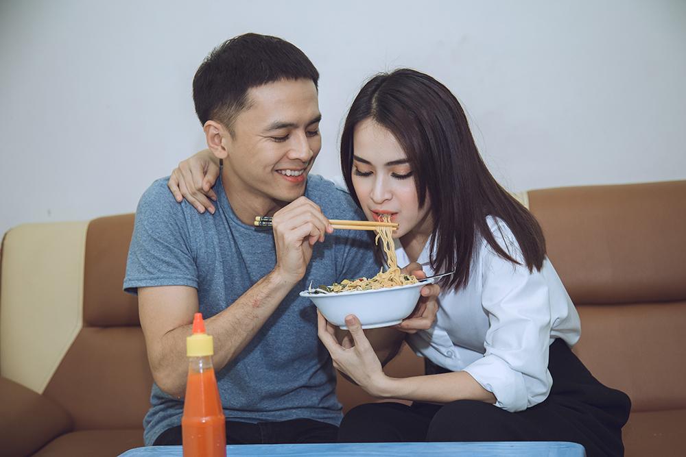 Bán hết tài sản để đầu tư phim, Văn Anh - Tú Vi cưỡi xe máy đi ghi hình talkshow-5