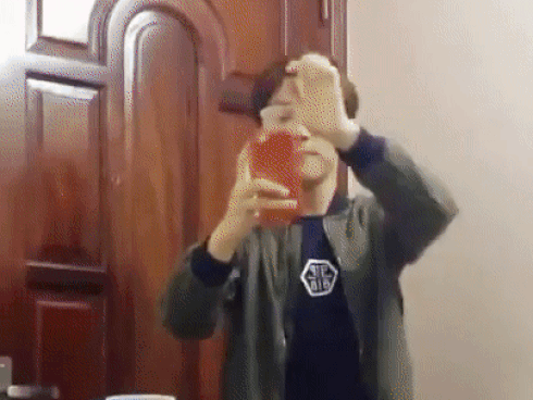 Chàng trai bá đạo nhất năm: Trong 1 phút thay 3 bộ quần áo để sống ảo-1