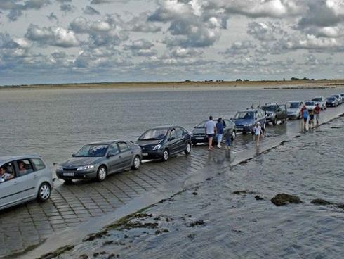 Con đường độc đáo nhất thế giới: mỗi ngày chỉ xuất hiện 2 lần