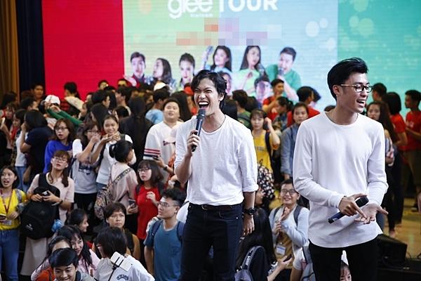 Clip hot: Hiền Sến tỏ tình lãng mạn với Lý Phương Châu giữa chốn đông người-2