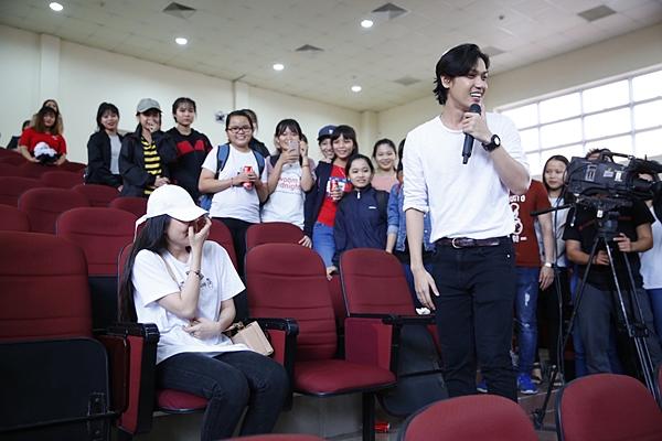 Clip hot: Hiền Sến tỏ tình lãng mạn với Lý Phương Châu giữa chốn đông người-4