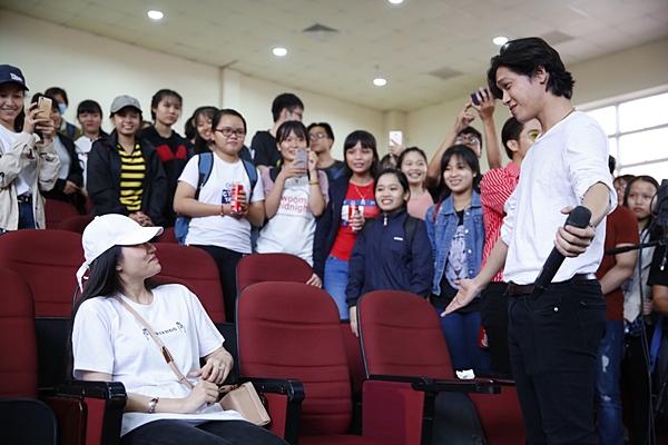 Clip hot: Hiền Sến tỏ tình lãng mạn với Lý Phương Châu giữa chốn đông người-5