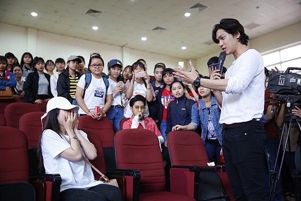 Clip hot: Hiền Sến tỏ tình lãng mạn với Lý Phương Châu giữa chốn đông người-7