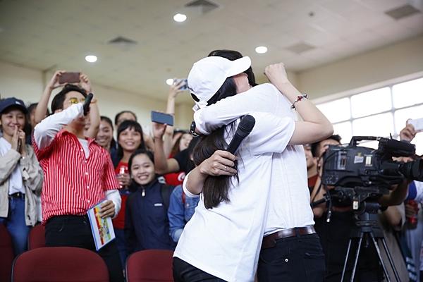 Clip hot: Hiền Sến tỏ tình lãng mạn với Lý Phương Châu giữa chốn đông người-8