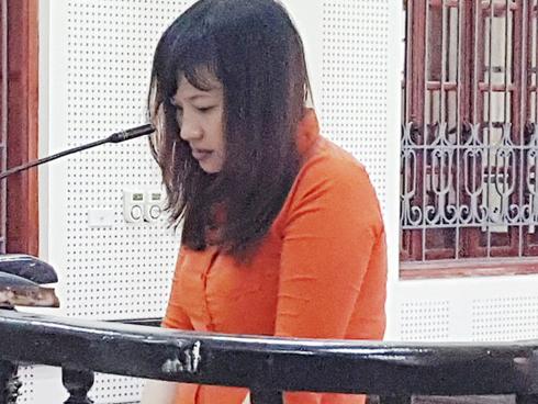 Cô gái quỳ lạy gia đình nạn nhân khi nói lời sau cùng