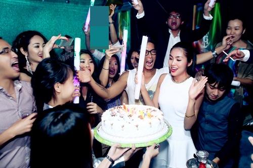 Như thường lệ, Tăng Thanh Hà vẫn chỉ đón sinh nhật bên nhóm bạn thân thiết này-6