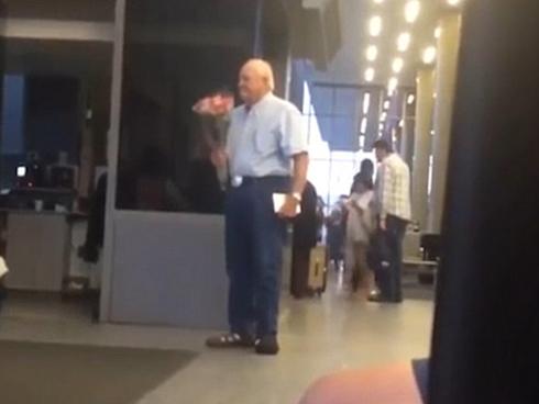 Tình yêu tuổi xế chiều: Cụ ông ôm hoa đợi vợ ở sân bay