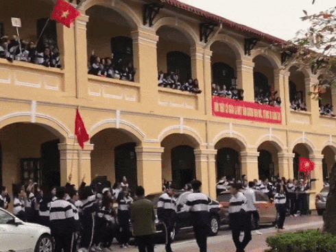 Học thánh ăn vụng, nhóm HS tự chế bếp lò, chiên chả cá bằng chảo chống dính ngay trong lớp-3