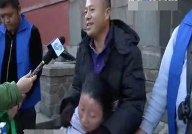 Chồng cõng vợ 8 tiếng thực hiện ước nguyện lên đỉnh núi hơn 1.500 m-1