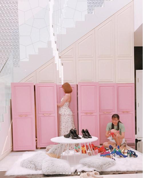 Mỗi lần Ngọc Trinh dọn dẹp tủ giày là chị em lại choáng váng vì hàng hiệu chất như núi-5