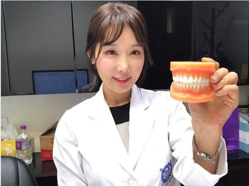 Bà mẹ U50 trẻ đẹp đi cùng con gái khiến người ngoài lầm tưởng hai chị em-2