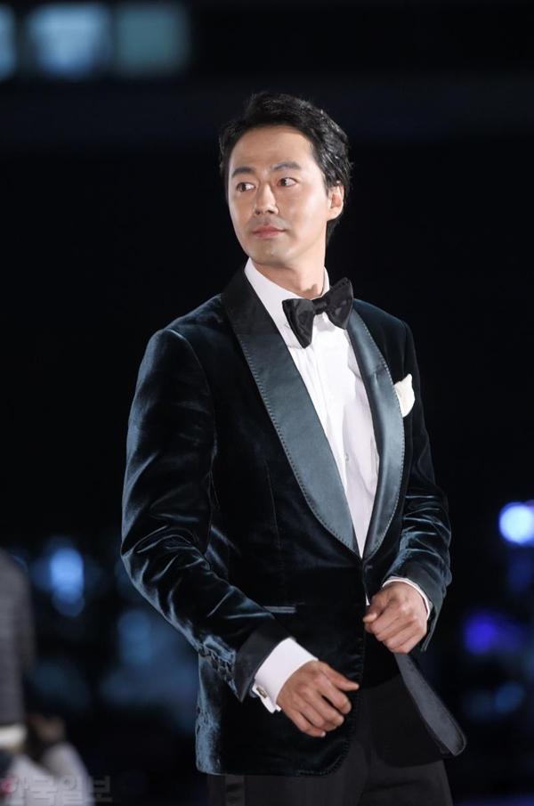 Giải Oscar Hàn Quốc gây sốc: Nữ diễn viên vừa nhận giải Tân binh đã lên luôn Ảnh hậu-8