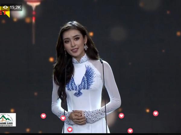 Huyền My tự tin thuyết trình về chủ đề hòa bình bằng tiếng Anh-1